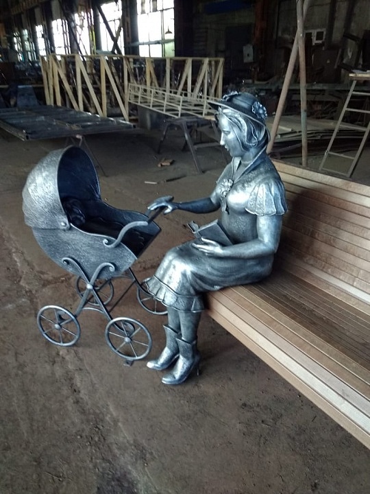 Кованая композиция "Женщина с коляской"